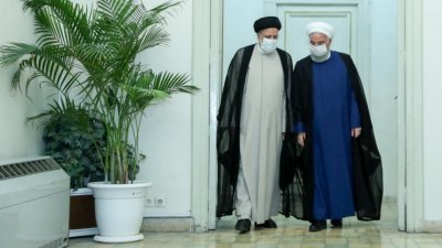即将卸任的伊朗总统鲁哈尼（右），周六与总统当选人莱希会晤。（图取自总统府网站/路透社）