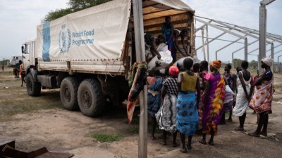 联合国世界粮食计划署（WFP）今年6月10日，在南苏丹古穆鲁克（Gumuruk）分发食品。（图取自法新社）