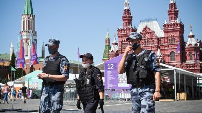 俄罗斯过去两天连续新增逾1万7000宗确诊，据指造成疫情反弹的主因是Delta变种病毒。当地戴著口罩的警察和国民警卫军人在莫斯科的红场加强巡逻执法。（图取自法新社）