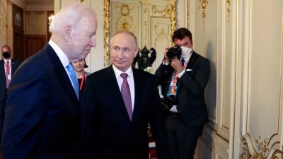 普京（中）不认为拜登（左）有痴呆症。图为两人在美俄峰会上会面。（图取自路透社）