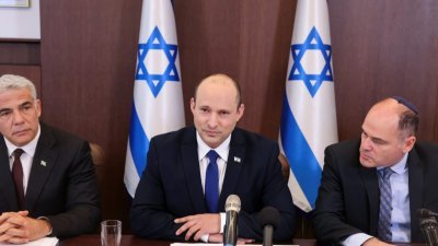 以色列新总统贝内特（中）周日召开首次的内阁会议，期间强烈谴责伊朗新当选总统莱希。（图取自路透社）