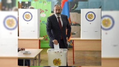 亚美尼亚看守总理帕希尼扬周一提前宣布赢得国会大选；亚美尼亚与阿塞拜疆交战之后，他为化解政治危机，宣布提前举行这场选举。图为帕希尼扬周日在埃里温的投票所投票。 （图取自法新社）