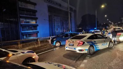 蓝色迈威轿车被警方截查，车内其中3人跳下天桥逃跑不成反受伤。