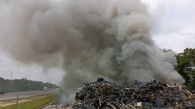 巴西古当大道靠近百万镇出口出现大批塑料垃圾及木块，疑遭蓄意焚烧，现场冒出浓烟。