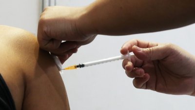黄书琪和张念群反映，有疫苗接种中心要求接种第一剂疫苗者重新排期，只提供第二剂疫苗接种。