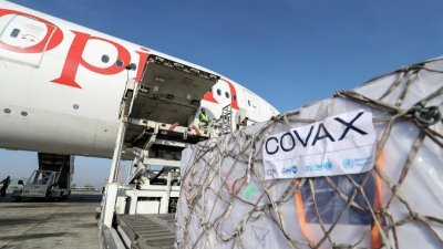 COVAX一批阿斯利康生产的新冠疫苗，今年3月运抵阿塞俄比亚首都亚的斯亚贝巴的博莱国际机场。（图取自路透社）