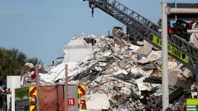 美国佛罗里达州瑟夫赛德附近一座维修中的12层高公寓大楼，部分建筑结构于周四凌晨1时半突然倒塌，至少1人死亡，10人受伤，失踪人数目前则大幅增加至99人，救难人员在瓦砾堆中奋力搜救生还者。