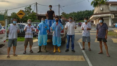 从五人开始组成“朱湖抗疫义工消毒队”，如今在获得当地居民陆续加入下，阵容越来越壮大。