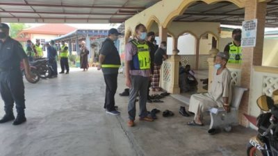 警方到场时发现清真寺内有超过12名信徒，违反防疫标准作业程序。