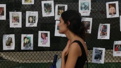 大批市民聚集在出事现场附近，装饰一道围栏，张贴失踪者照片，祝福失踪者吉人天相。（图取自Getty Images/法新社）