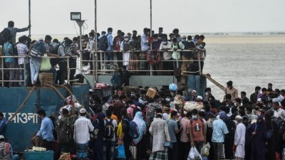 孟加拉国周一起全国封锁7天，消息一出首都达卡随即爆发“逃难潮”，在达卡专区辖县蒙希甘杰，民众蜂拥塞前往渡轮码头，希望在封锁前回到家乡。（图取自法新社）