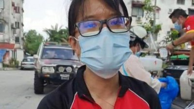 王诗棋周日连同行动党无拉港消毒队，到爆发多起确诊病例的斯迪亚无拉港组屋区巡视和展开消毒工作。