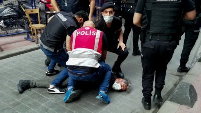 法新社摄记基利克遭数名警察按在地上，更有警员用膝盖跪压在他的身上。（图取自法新社）