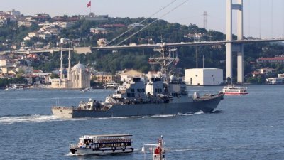 不顾俄罗斯政府要求取消演习，乌克兰与美国等30多个国家周一将在黑海与乌克兰南部，举行“海风-2021”军演。图为美国导弹驱逐舰“罗斯”号上周六在土耳其伊斯坦布尔的博斯普鲁斯海峡，正在前往黑海。 （图取自路透社）