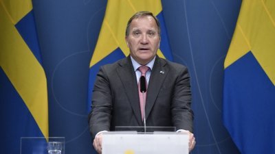 瑞典首相勒文周一在斯德哥尔摩的首相办公大楼召开新闻发布会，宣布正式辞职。 （瑞典通讯社/法新社）