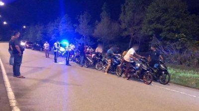 9名巫裔男女相约骑摩哆兜风被警方截停。