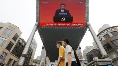 在中国北京街头的一处巨大屏幕，播放著中共总书记习近平在颁授“七一勋章”仪式上发表重要讲话。（图取自路透社）