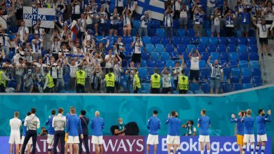 上周一在俄罗斯圣彼得堡体育场举行的欧洲国家杯B组足球比赛结束后，芬兰球员向他们的支持者致意。-法新社-