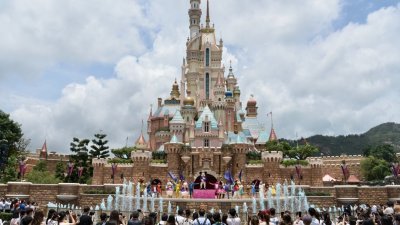 香港迪士尼乐园度假区周三在“奇妙梦想城堡”，举行《迪士尼寻梦奇缘》户外音乐派对。（图取自中新社）