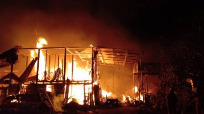 失火的家具制造厂及纸皮货仓已烧毁90%，只剩下建筑骨架。