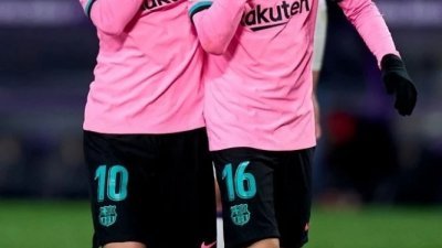 巴塞罗那官方宣布，球队中场佩德里（右）左腿比目鱼肌受伤。