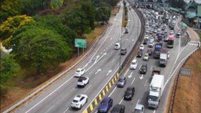 民众获允许跨县首日，槟城大桥的车流量明显增加，大桥收费站处交通拥堵。
