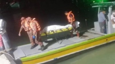 搜寻队伍将意外寻获的腐尸抬上码头交予警方，再由警方送往巴里文打医院太平间。