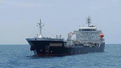 香港油轮逗留雪州海域，由于船长无法出示海事局所批准的许可证，因此油轮被扣押，船员也被扣查。