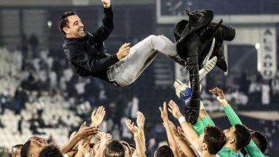 哈维执教的阿尔萨德提前4轮夺得卡塔尔联赛冠军，球员在赛后将他高高抛起。