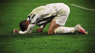 意大利《米兰体育报》认为，在没有球会愿意承担C.罗纳多（图）高额薪水的前提之下，祖云杜斯和葡萄牙巨星很可能会履行完直到2022年的合同。