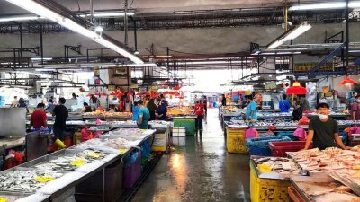新山班兰批发市场本月9日中午12时就恢复营业，但还是有不少民众不知情，使得该市场人潮减少30至40%。(照片由受访者提供)