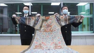 关员展示价值最少15万（约9万5000令吉）的清代龙袍。