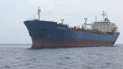 大马海事执法机构周五扣押一艘违例停泊在霹雳州半路屿的油槽船。