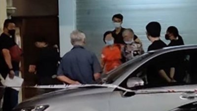 新加坡警方在2月28日晚上到芽笼取缔非法赌博活动，被逮捕的人当中包括白发老太太。