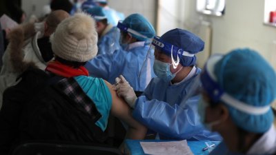 中国疾病预防控制中心主任高福表示，按照目前疫苗的产量，中国应能在今年年底至明年年中时，达到70%至80%的新冠疫苗接种率，即目标人群9亿到10亿。