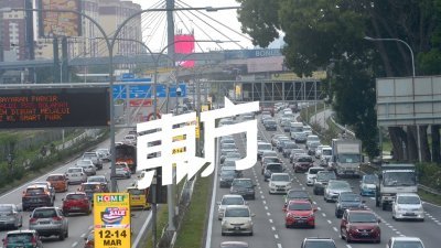 联邦大道往返吉隆坡和灵市方向路段，周六均出现交通缓慢的情况。（）