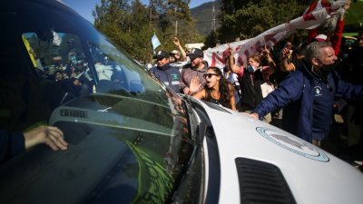 阿根廷总统费尔南德斯于周日，到南部视察被林火肆虐的区域，其座车欲离开当地时，遭到抗议民众的围堵，动手拍打、甚至利用石头砸向其车窗。（路透社）