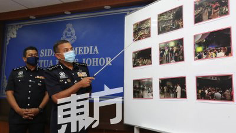 阿育甘（左2）向记者公布警方取缔娱乐场所时所拍下的照片。（摄影：刘维杰）