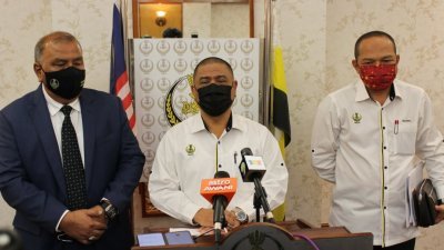 沙拉尼（左2）透露，霹州政府将考虑举行州议员之间的会议，取代无法召开的州议会，左起是祖基菲里及祖基比里。