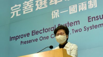 香港特首林郑月娥周二上午出席行政会议前表示，中央完善香港选举制度、修改法例和进行相关程序仍需要时间。而由于这个过程紧凑，今年原定9月举行的立法会选举日期或有变数。（图取自中新社）