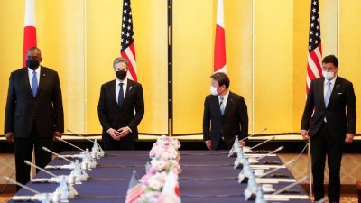 美国国防部长奥斯汀（左起）、美国国务卿布林肯、日本外交部长茂木敏充、日本防卫部长岸信夫，周二在东京举行“2+2”会议。 （图取自路透社）