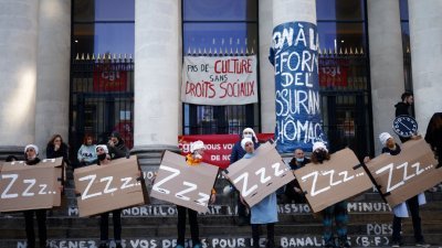 法国文化领域工作人员当地时间周二在南特市的格拉斯兰剧院示威，为宵禁倒计时，要求政府让关闭一年的文化场所重新开放。（图取自路透社）