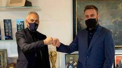 意大利足总官方宣布，罗马名宿德罗西（右）正式加入国家队教练组。