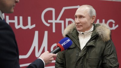 俄罗斯总统普京（右）当地时间周四，在庆祝俄罗斯吞并克里米亚7周年的活动期间接受访问，当被问及拜登认同他是杀人凶手的言论，他回应道“彼此彼此”，并祝拜登身体健康。（图取自路透社）