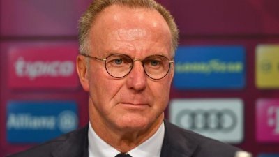 拜仁慕尼黑主席鲁梅尼格（图）在接受《sport1》的采访时表示，德国国家队领队比埃尔霍夫应该与主帅勒夫一起辞职。