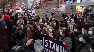 土耳其退出预防家暴等针对女性暴力的“伊斯坦堡公约”，数以百计妇女20日冒雨在安卡拉示威，高喊“没有平等，就不会有正义”，要求当局收回成命。（图取自中央社）