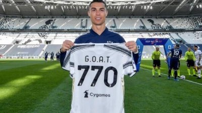 祖云杜斯头号球星C.罗纳多在主场对阵贝内文托赛前，拿到了生涯770球的纪念球衣。