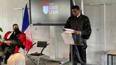 非洲传奇球星埃托奥（右）日前获得了法国里昂商学院的名誉博士学位。