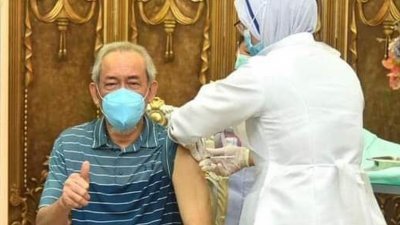 沙巴州元首敦朱哈在元首府接种首剂新冠疫苗时，竖起姆指赞好。