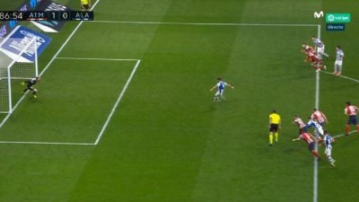 《阿斯报》给出的截图能够非常清晰地看出，在何塞卢主罚点球的一刹那，多名马德里体育会球员冲入禁区。